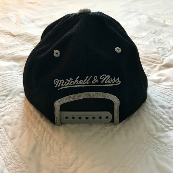 🏀 Mitchell & Ness San Antonio Spurs Snapback Hat - Picture 3 of 5